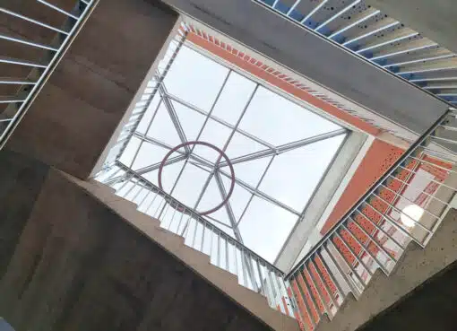 Metrostav DIZ dokončuje v Brne školu, „rokfortské“ schodisko vás očarí